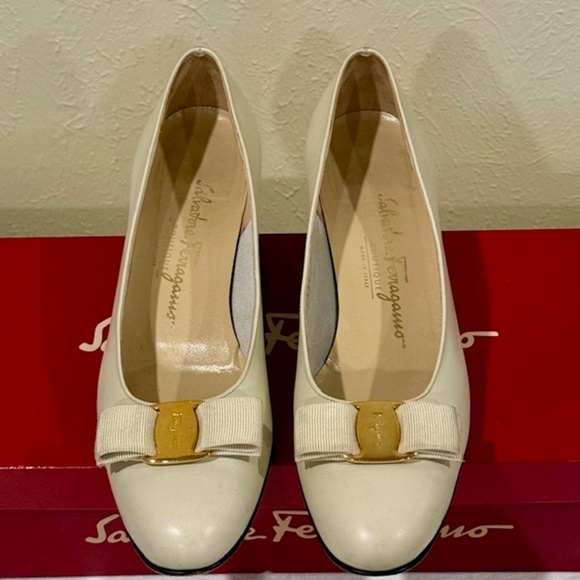 Salvatore Ferragamo Lillaz Vara in Cream/Beige 8AA - Picture 1 of 7